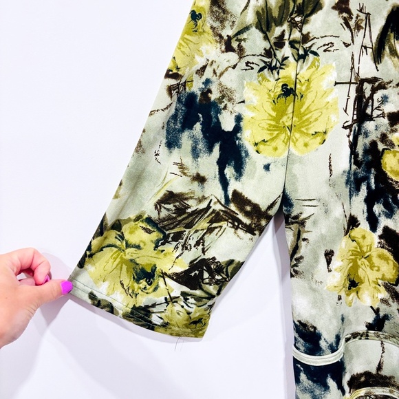 VIN ROUGE – Green Floral Wrap Top with Button Detail | Soft Jersey Knit | XXL * - Picture 6 of 9